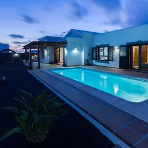 https://villa-el-faro.in-canary-islands.com